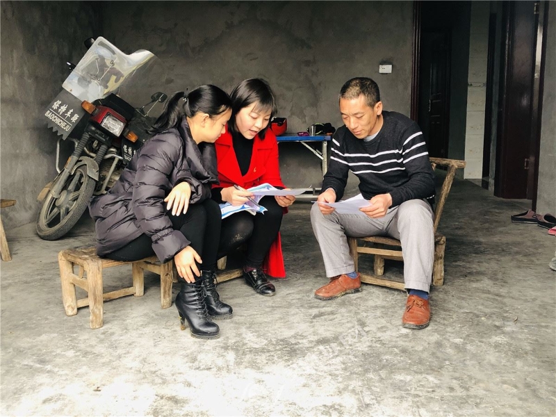 图2·谭祥兰对晏来顺家庭进行就业入户宣传.jpg
