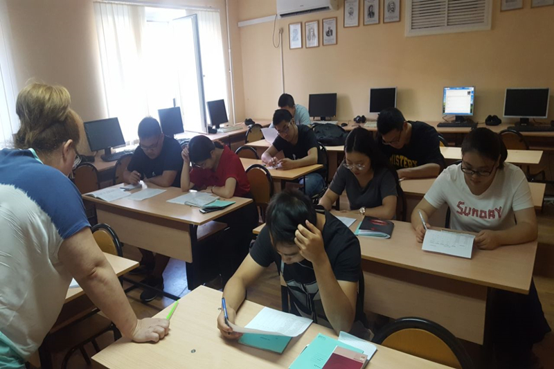 伊莲娜主任为同学上数学课.jpg